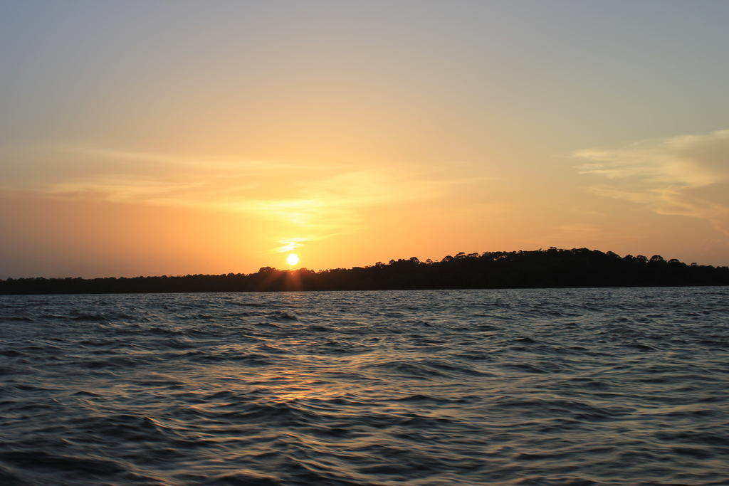 Hotel Y Restaurante Backpackers Rio Dulce Ngoại thất bức ảnh