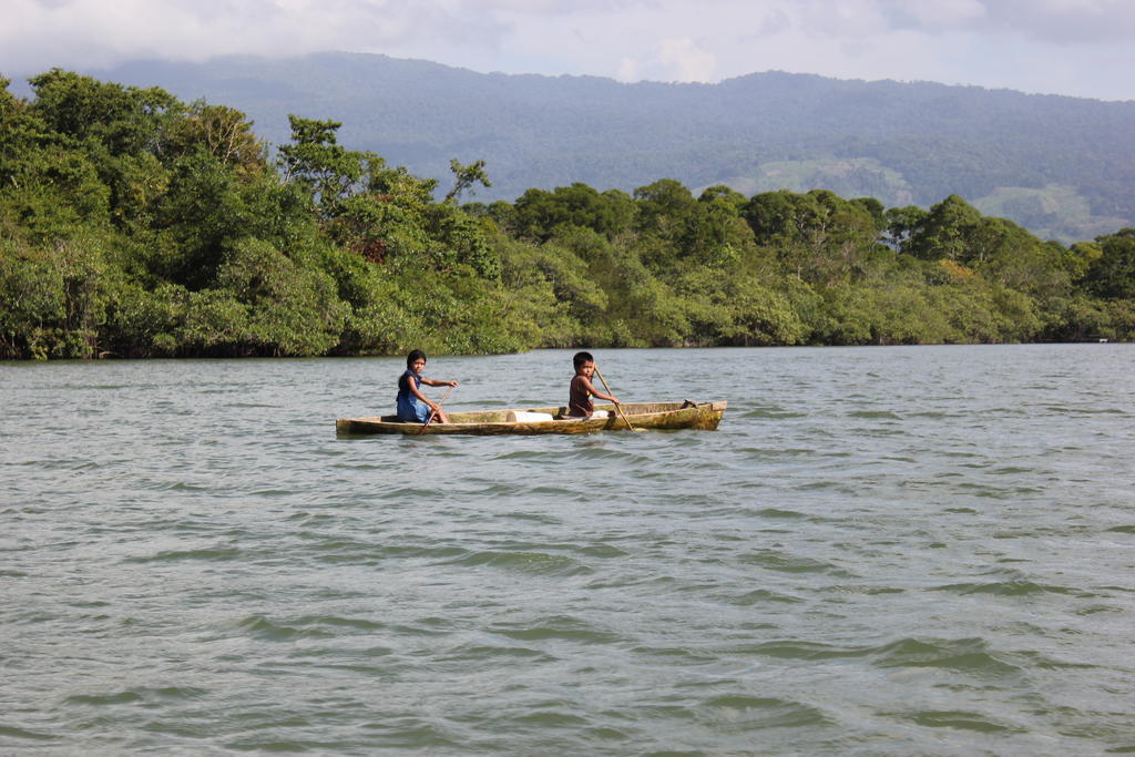 Hotel Y Restaurante Backpackers Rio Dulce Ngoại thất bức ảnh