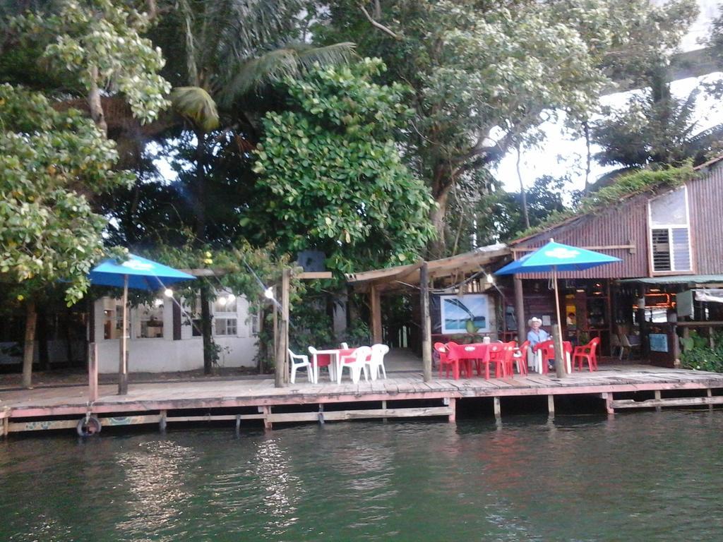Hotel Y Restaurante Backpackers Rio Dulce Ngoại thất bức ảnh