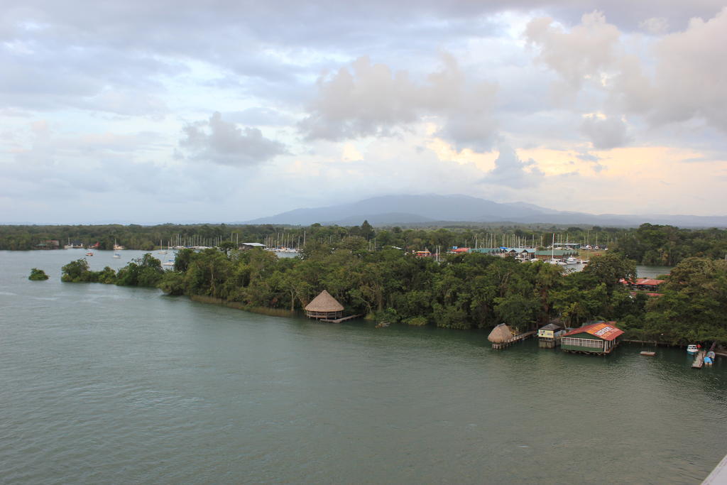 Hotel Y Restaurante Backpackers Rio Dulce Ngoại thất bức ảnh