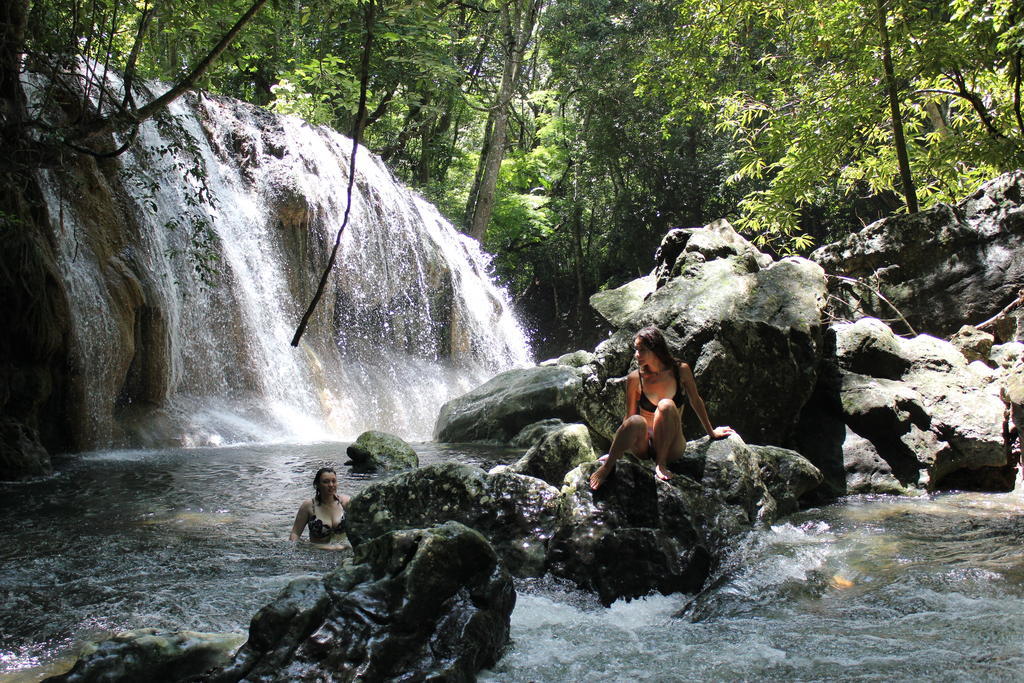 Hotel Y Restaurante Backpackers Rio Dulce Ngoại thất bức ảnh