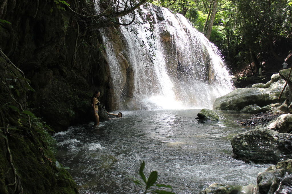 Hotel Y Restaurante Backpackers Rio Dulce Ngoại thất bức ảnh
