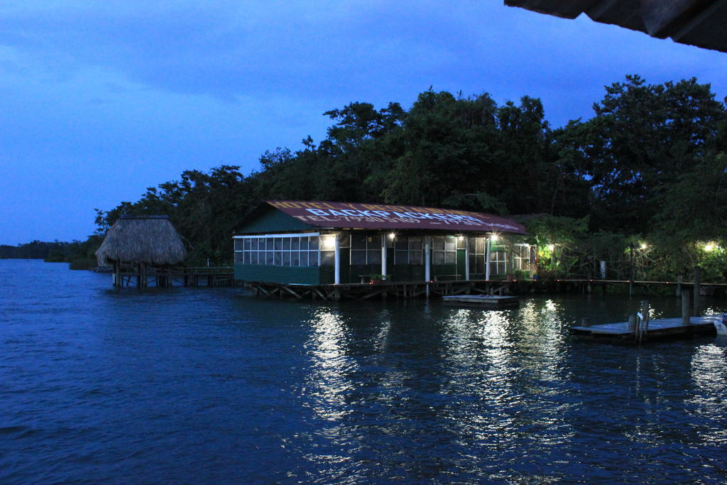 Hotel Y Restaurante Backpackers Rio Dulce Ngoại thất bức ảnh
