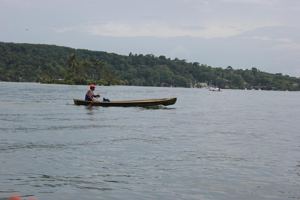 Hotel Y Restaurante Backpackers Rio Dulce Ngoại thất bức ảnh