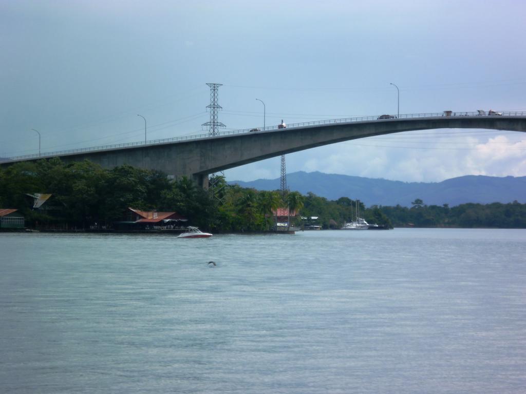 Hotel Y Restaurante Backpackers Rio Dulce Ngoại thất bức ảnh