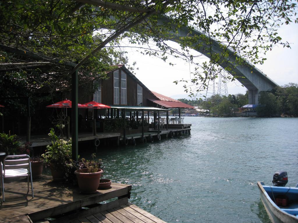 Hotel Y Restaurante Backpackers Rio Dulce Ngoại thất bức ảnh