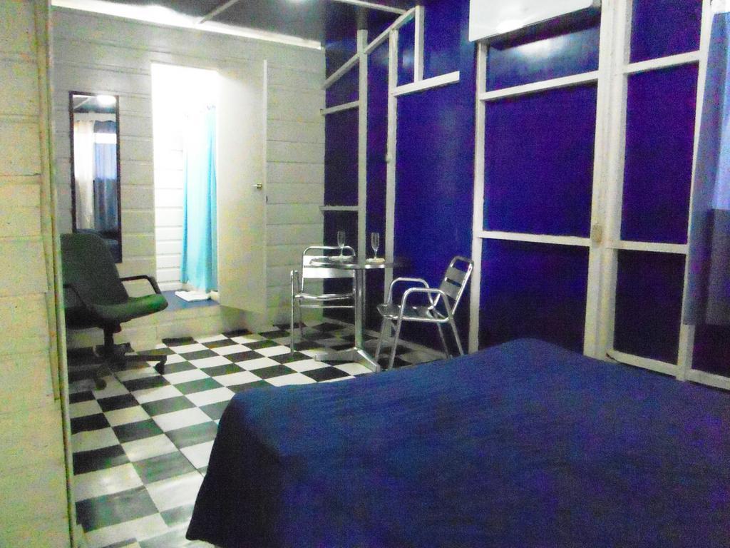 Hotel Y Restaurante Backpackers Rio Dulce Phòng bức ảnh