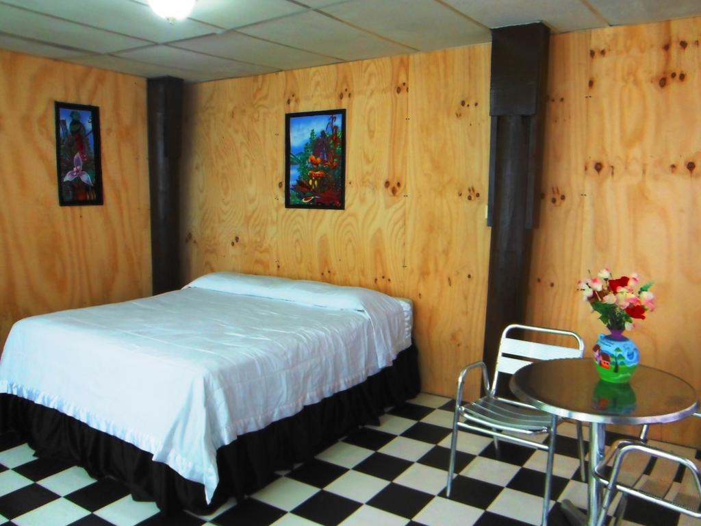 Hotel Y Restaurante Backpackers Rio Dulce Phòng bức ảnh