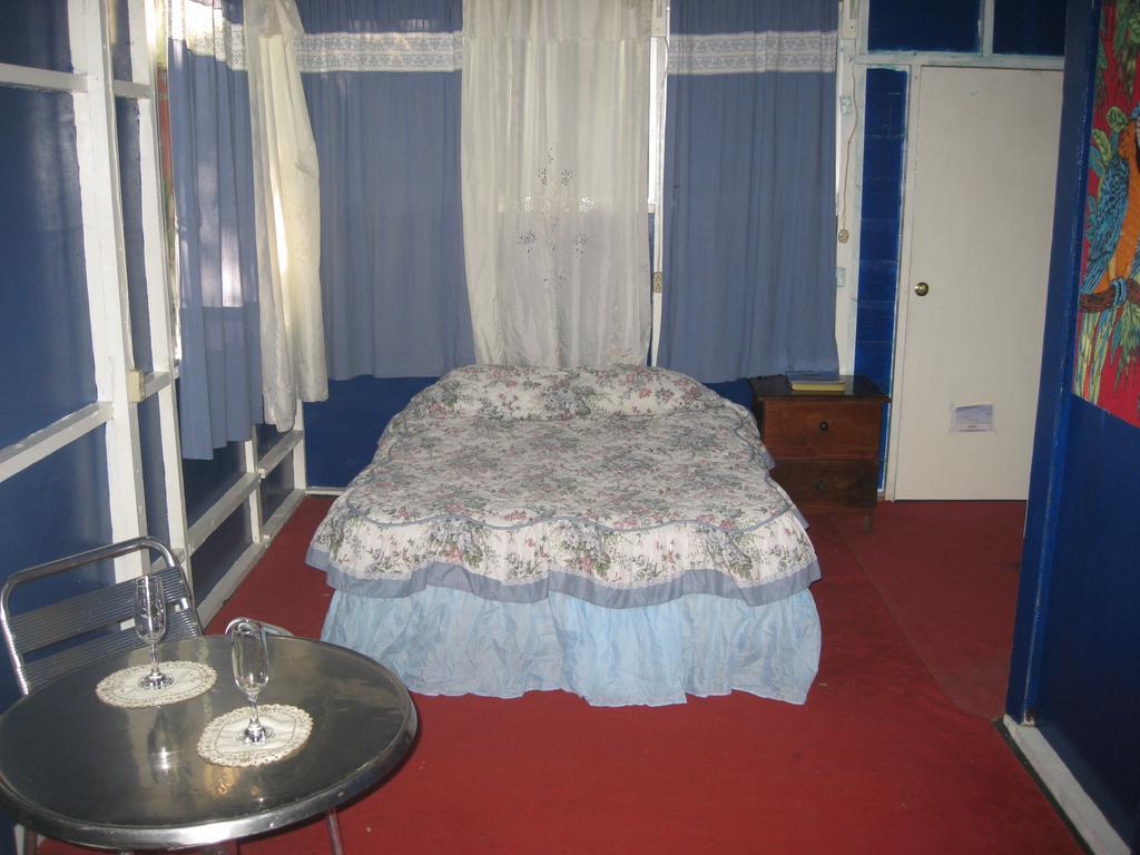 Hotel Y Restaurante Backpackers Rio Dulce Ngoại thất bức ảnh