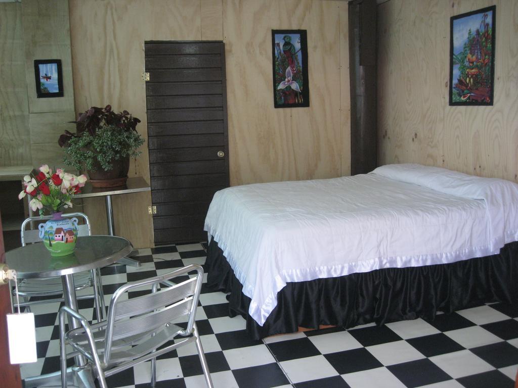 Hotel Y Restaurante Backpackers Rio Dulce Phòng bức ảnh