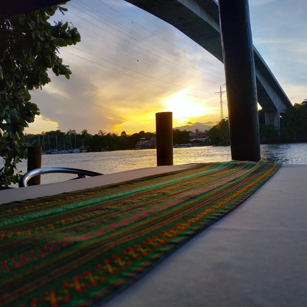Hotel Y Restaurante Backpackers Rio Dulce Ngoại thất bức ảnh