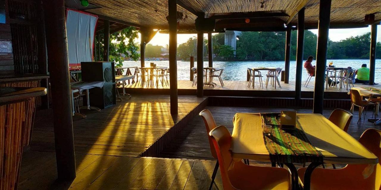 Hotel Y Restaurante Backpackers Rio Dulce Ngoại thất bức ảnh
