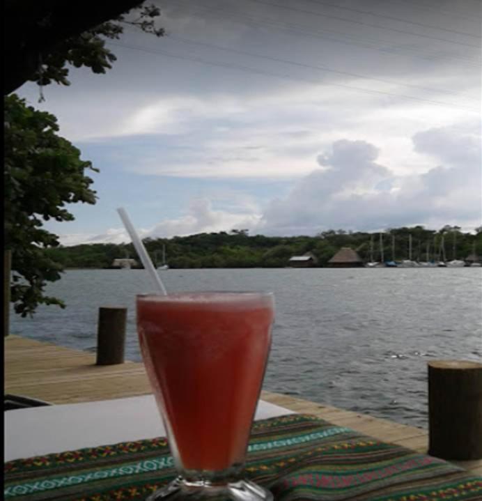 Hotel Y Restaurante Backpackers Rio Dulce Ngoại thất bức ảnh