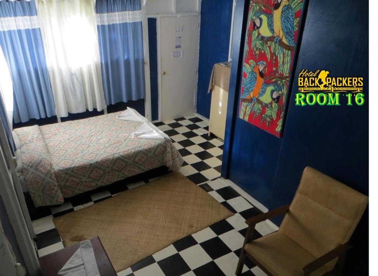 Hotel Y Restaurante Backpackers Rio Dulce Ngoại thất bức ảnh
