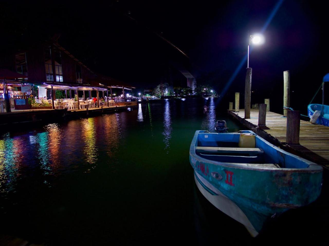 Hotel Y Restaurante Backpackers Rio Dulce Ngoại thất bức ảnh